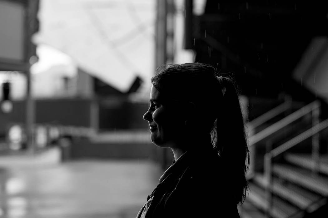 Profil im Regen, Porträt