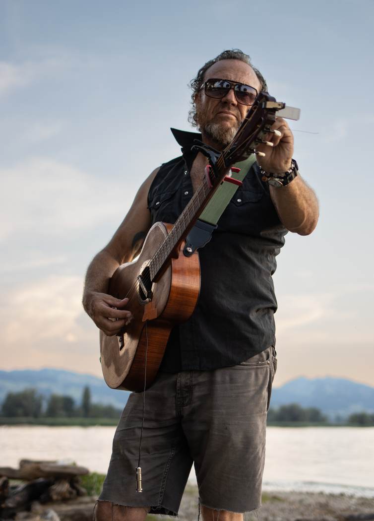 Gitarrist am Ufer, Rheinmündung